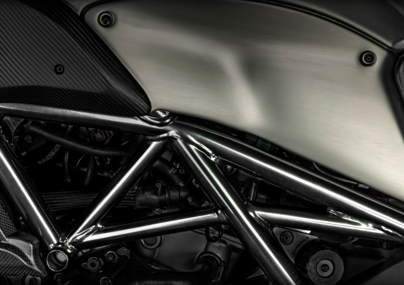 Ducati Diavel 1200 Diavel 1200 Titanium (2015) (9)