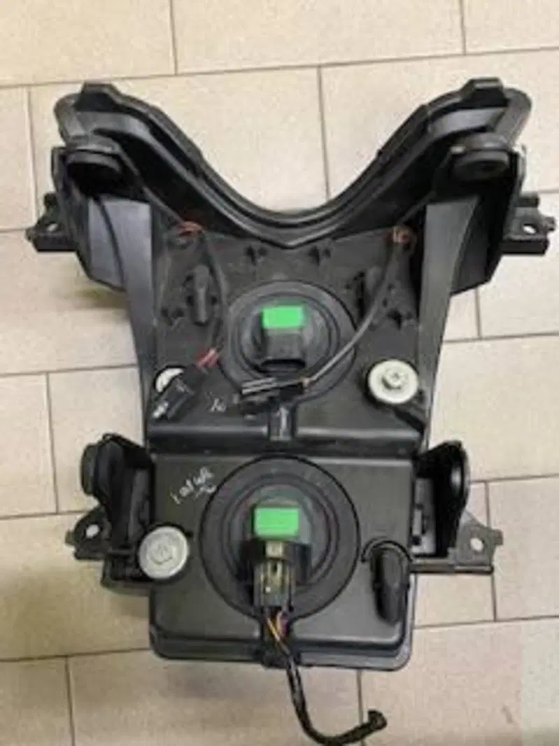 fanale anteriore Kawasaki ER650-dbf bianco 3500401 (2)