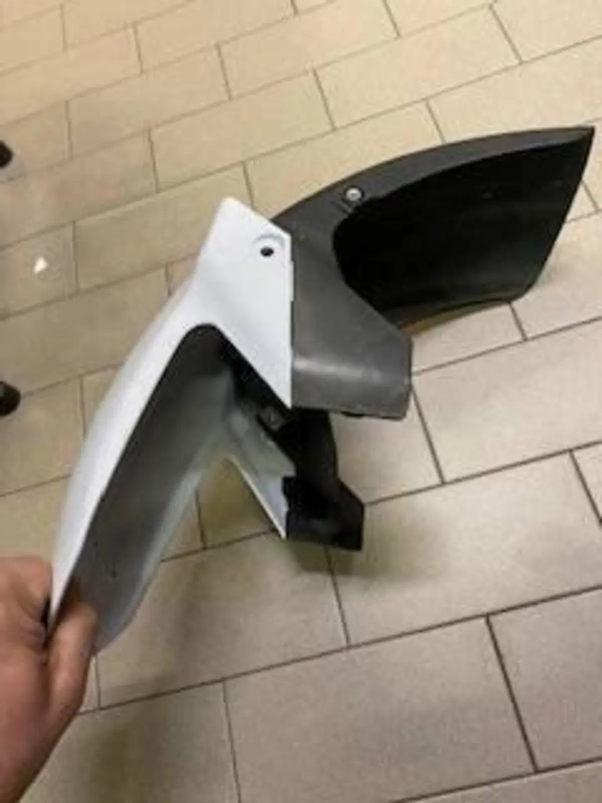 PARAFANGO ANTERIORE COMPLETO DI SEMIPARAF. BIANCO Kawasaki (2)