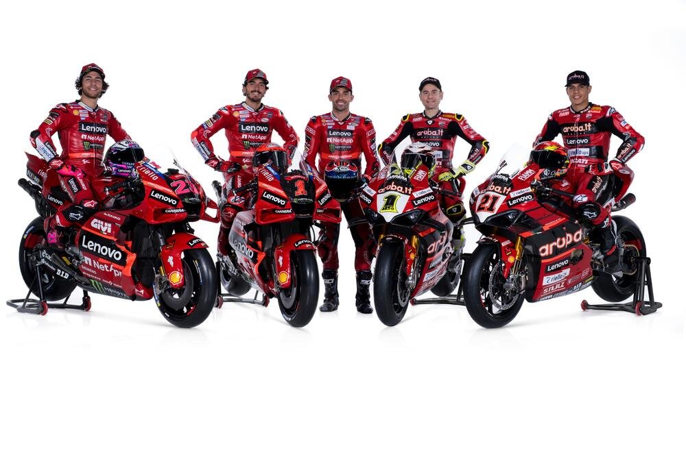 I due Team ufficiali Ducati; al centro il pilota e collaudatore ufficiale Ducati Michele Pirro