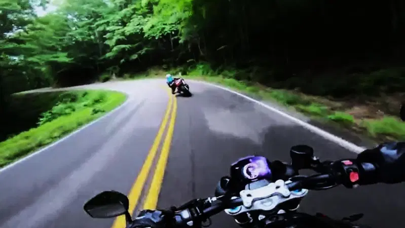 La difficolt&agrave; di gestire le pieghe quando l'asfalto &egrave; un po' asciutto e un po' bagnato [VIDEO VIRALE]