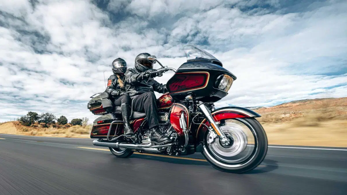 Harley-Davidson CVO - Custom Vehicle Operations CVO Road Glide Limited Anniversary (2023) (2)