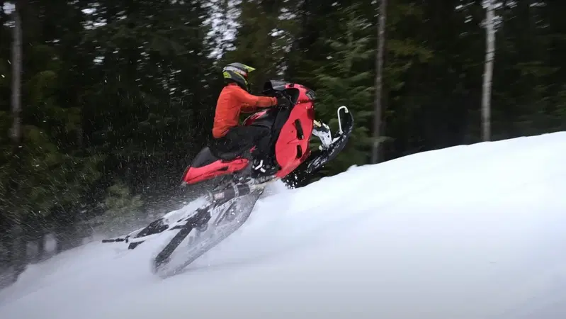 Trasformare una Suzuki Hayabusa in motoslitta? S&igrave;, &egrave; possibile (ed &egrave; un po' folle) [VIDEO VIRALE]