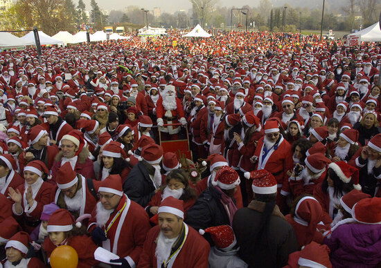 Record di Babbi Natale in moto per beneficenza