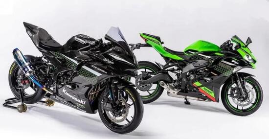 ZX-25R in versione standard (a sinistra) e da gara