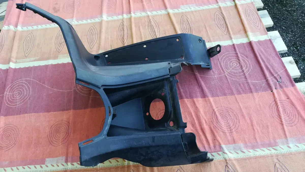 Scudo interno Kymco Downtown 125 2015-2021 81131-A (2)