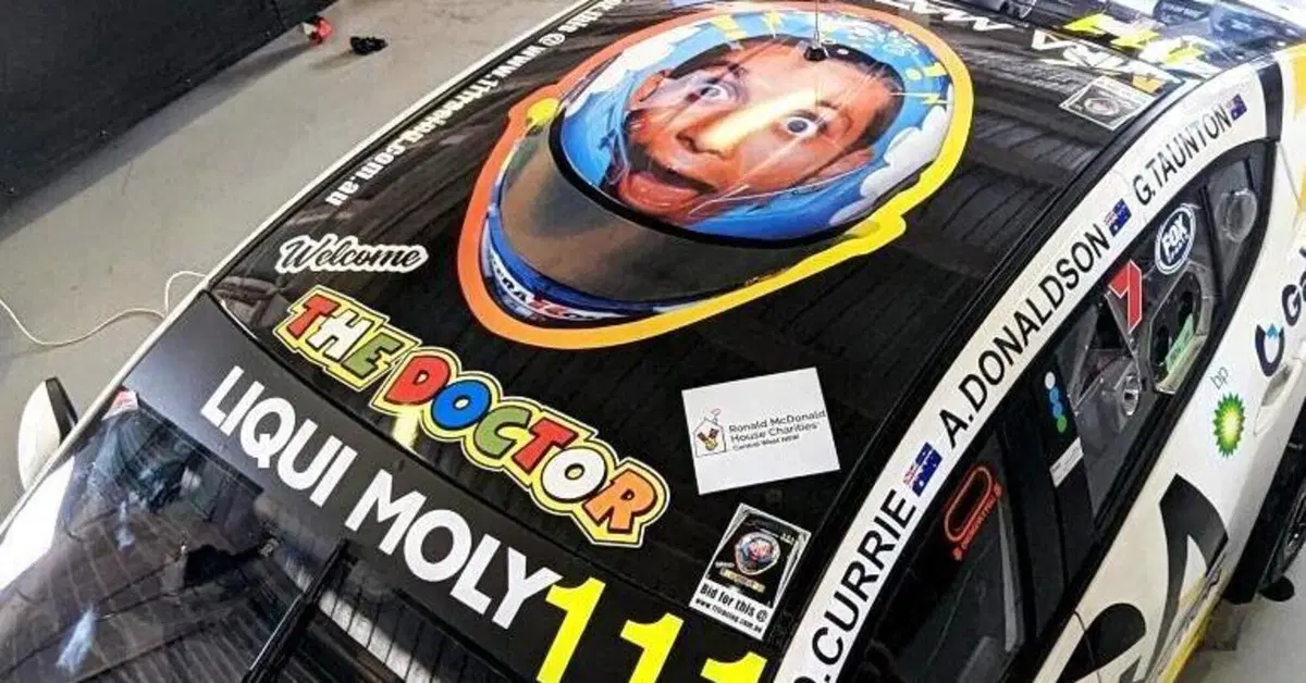 Valentino Rossi chiude sesto alla 12 Ore di Bathurst, il tettuccio speciale va all'asta! [VIDEO]