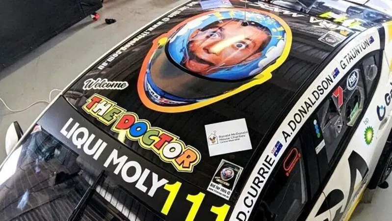 Valentino Rossi chiude sesto alla 12 Ore di Bathurst, il tettuccio speciale va all'asta! [VIDEO]