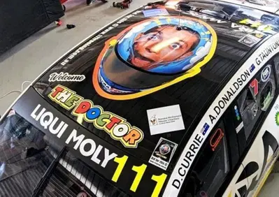 Valentino Rossi chiude sesto alla 12 Ore di Bathurst, il tettuccio speciale va all'asta! [VIDEO]