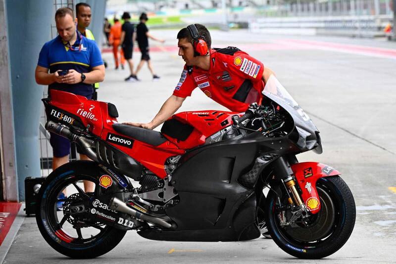 MotoGP 2023. Primo giorno dei test di Sepang: Yamaha prima con Cal Crutchlow! [GALLERY]