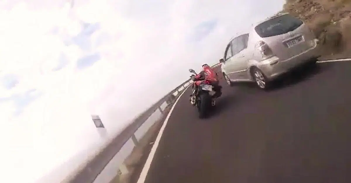 Da una parte la scogliera, dall'altra il guard rail e il vuoto: ci vuole fegato a Gran Canaria! [VIDEO VIRALE]