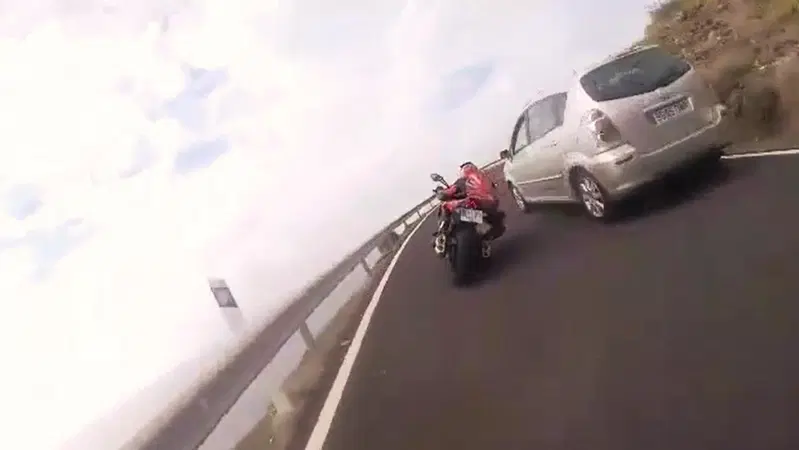 Da una parte la scogliera, dall'altra il guard rail e il vuoto: ci vuole fegato a Gran Canaria! [VIDEO VIRALE]