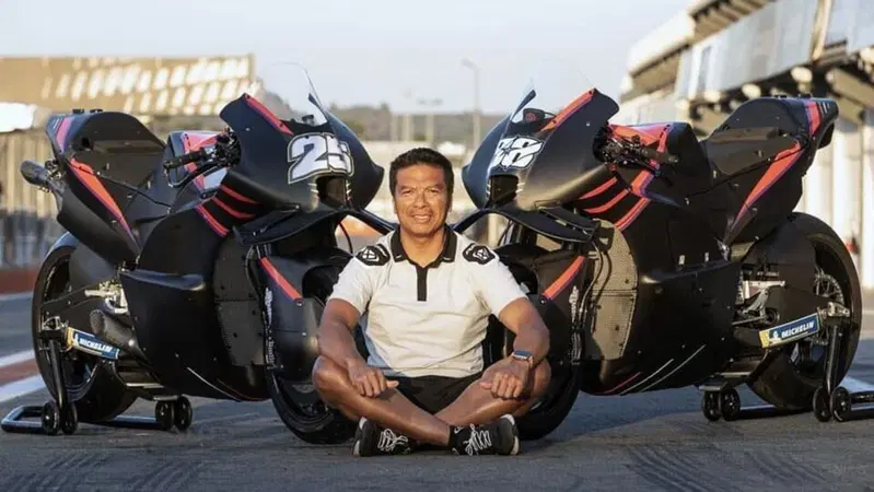 MotoGP 2023. Razlan Razali si toglie qualche sassolino dalle scarpe: "Nei box nessun muro tra RFN e Aprilia..."