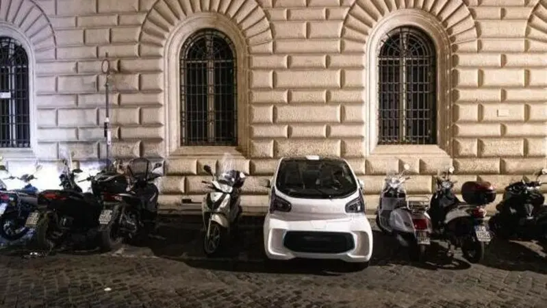 Niente pi&ugrave; Microcar nei parcheggi per le due ruote. La cassazione: "Quei posti sono per gli scooter"