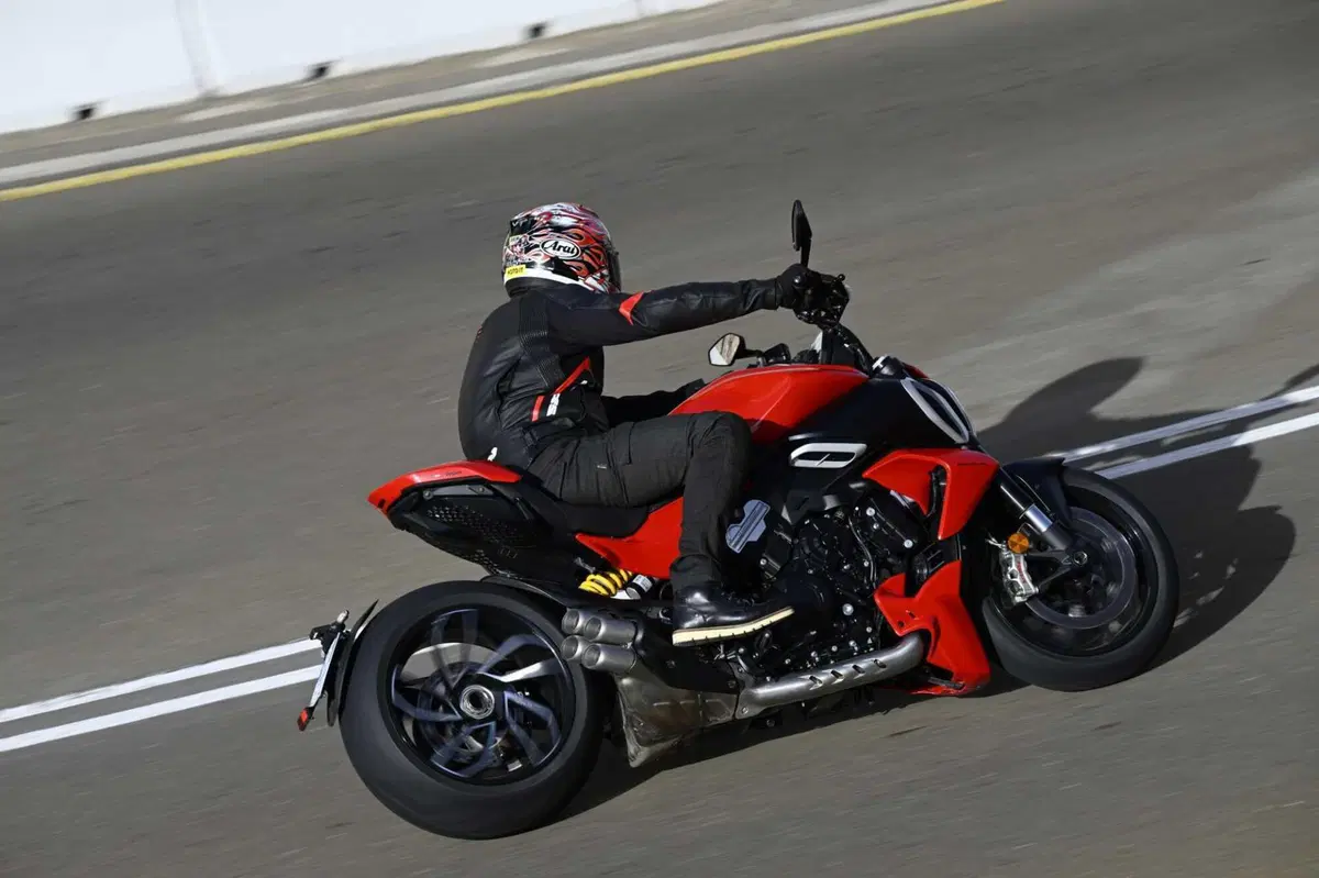 Ducati Diavel V4: la cruiser che voleva nascere sportiva (3)