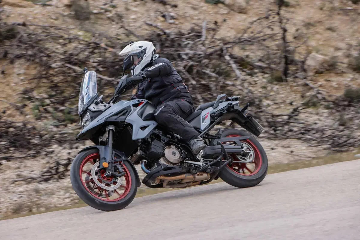 Test Suzuki V-Strom 1050 e 1050 DE: ora c’è anche il 21 pollici. Il fuoristrada è servito! [VIDEO e GALLERY]