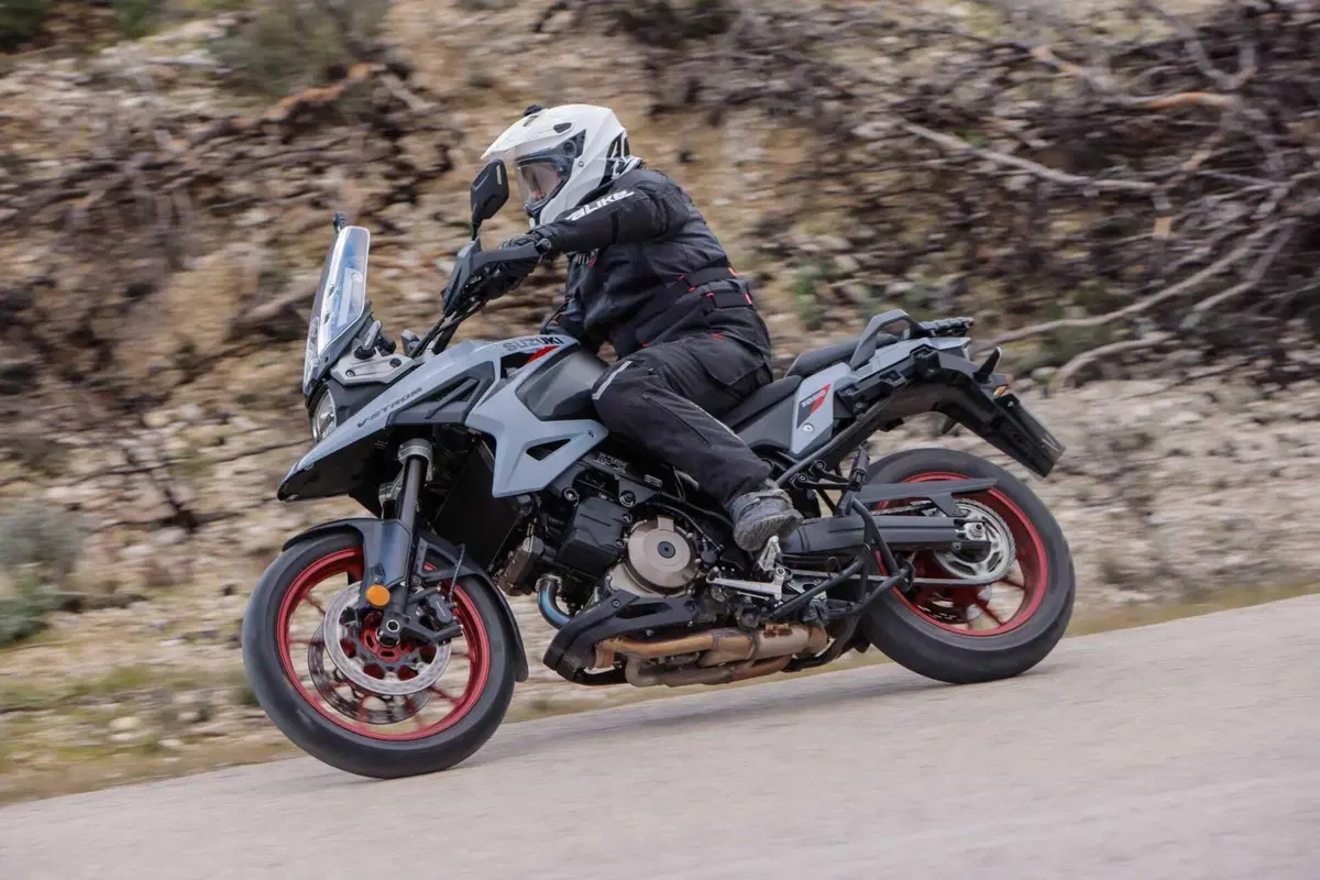 Test Suzuki V-Strom 1050 e 1050 DE: ora c’è anche il 21 pollici. Il fuoristrada è servito! [VIDEO e GALLERY] (2)