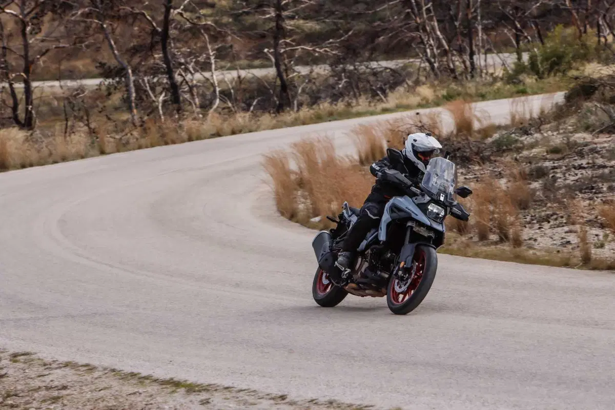 Test Suzuki V-Strom 1050 e 1050 DE: ora c’è anche il 21 pollici. Il fuoristrada è servito! [VIDEO e GALLERY] (4)
