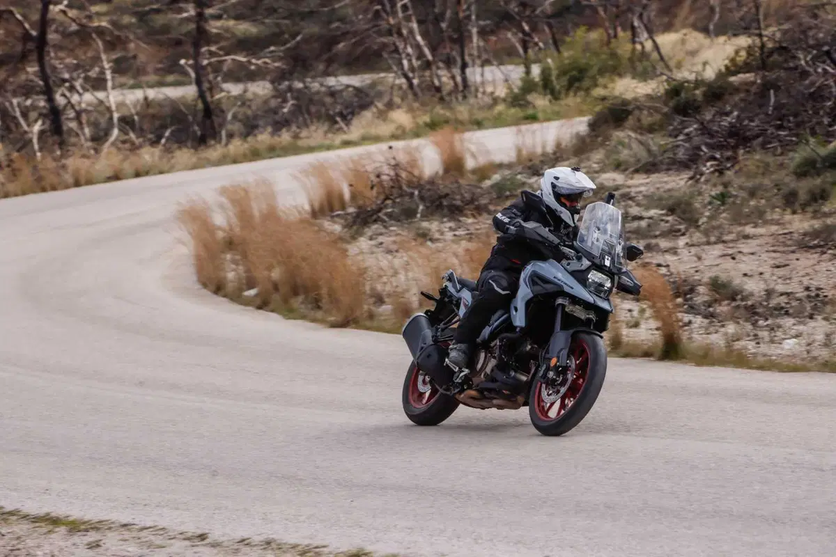 Test Suzuki V-Strom 1050 e 1050 DE: ora c’è anche il 21 pollici. Il fuoristrada è servito! [VIDEO e GALLERY] (5)