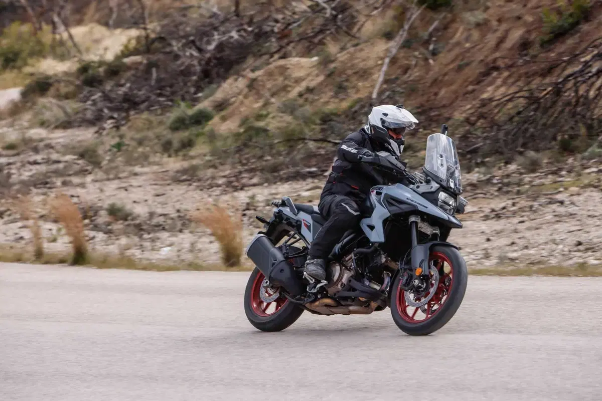 Test Suzuki V-Strom 1050 e 1050 DE: ora c’è anche il 21 pollici. Il fuoristrada è servito! [VIDEO e GALLERY] (6)