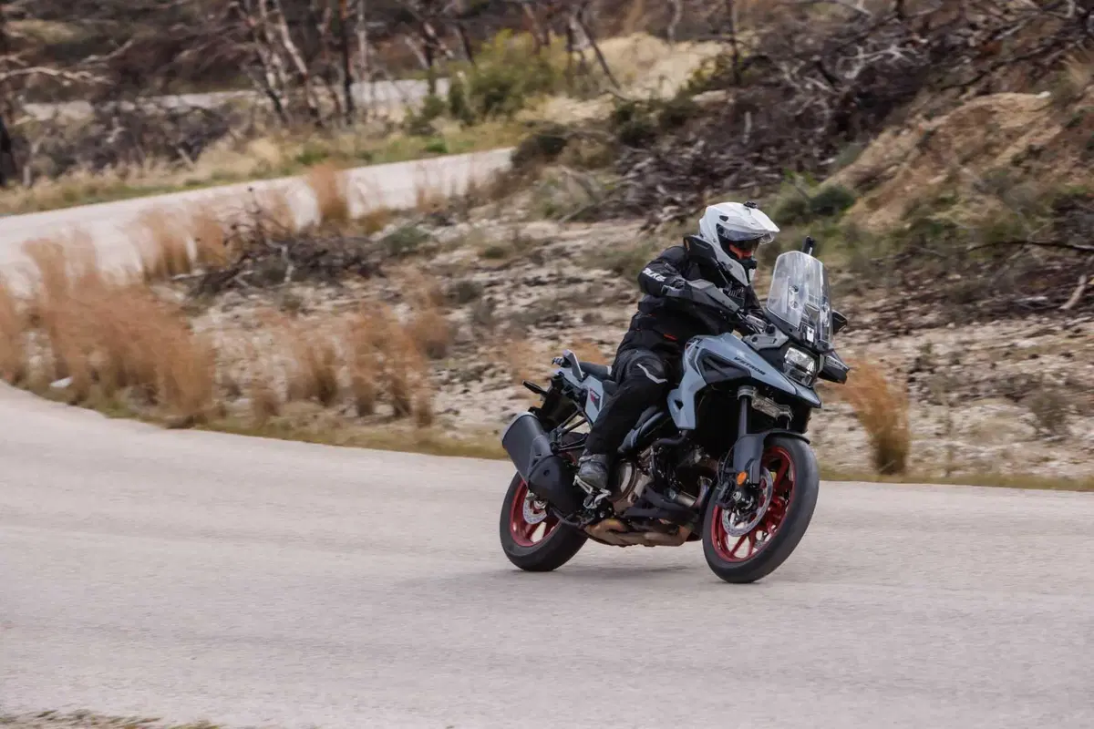 Test Suzuki V-Strom 1050 e 1050 DE: ora c’è anche il 21 pollici. Il fuoristrada è servito! [VIDEO e GALLERY] (7)