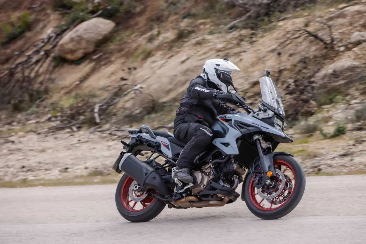 Test Suzuki V-Strom 1050 e 1050 DE: ora c’è anche il 21 pollici. Il fuoristrada è servito! [VIDEO e GALLERY] (8)