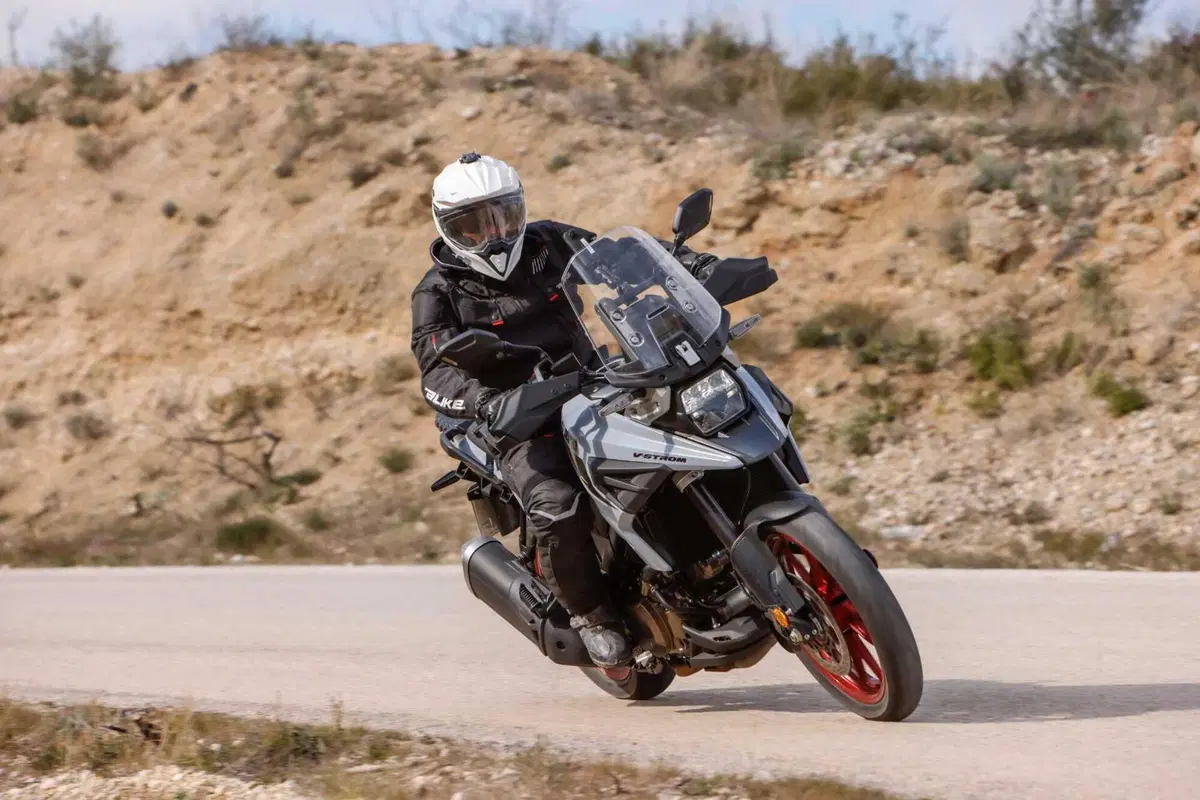 Test Suzuki V-Strom 1050 e 1050 DE: ora c’è anche il 21 pollici. Il fuoristrada è servito! [VIDEO e GALLERY] (9)