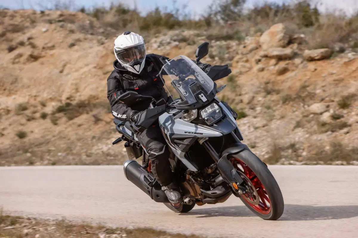 Test Suzuki V-Strom 1050 e 1050 DE: ora c’è anche il 21 pollici. Il fuoristrada è servito! [VIDEO e GALLERY] (10)