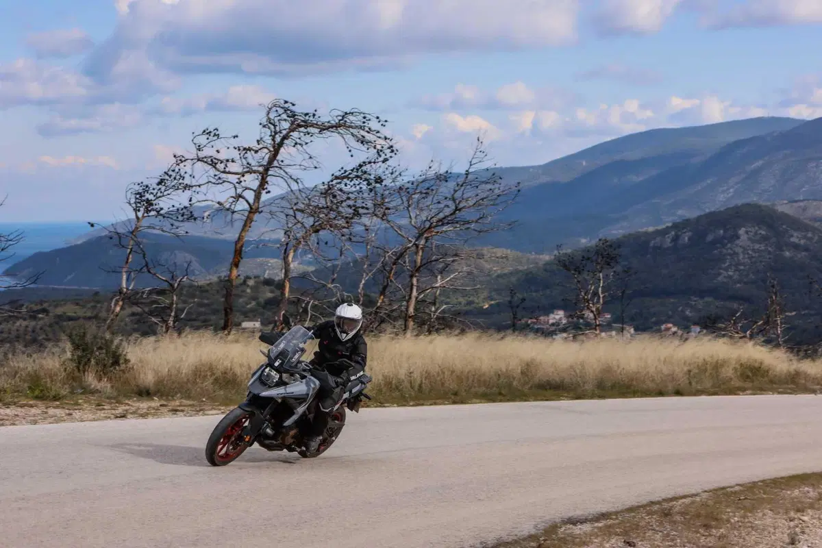 Test Suzuki V-Strom 1050 e 1050 DE: ora c’è anche il 21 pollici. Il fuoristrada è servito! [VIDEO e GALLERY] (12)