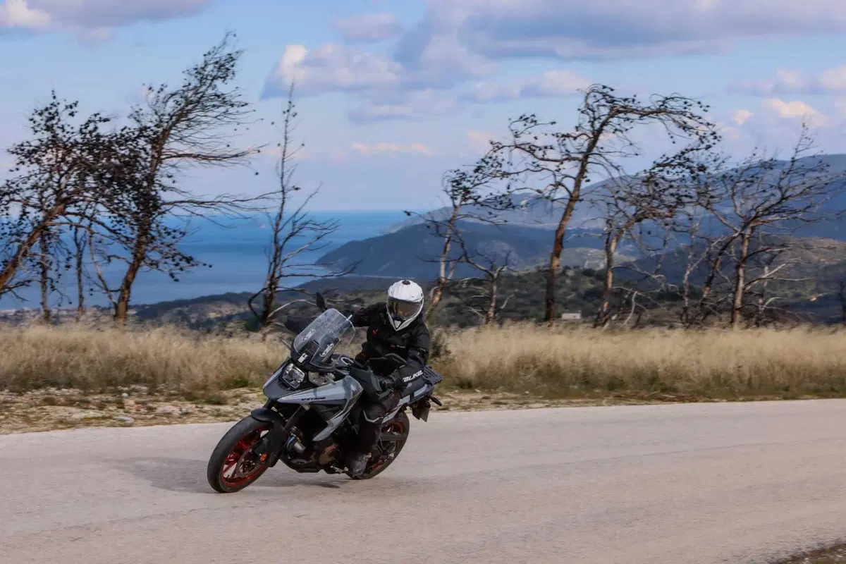 Test Suzuki V-Strom 1050 e 1050 DE: ora c’è anche il 21 pollici. Il fuoristrada è servito! [VIDEO e GALLERY] (14)
