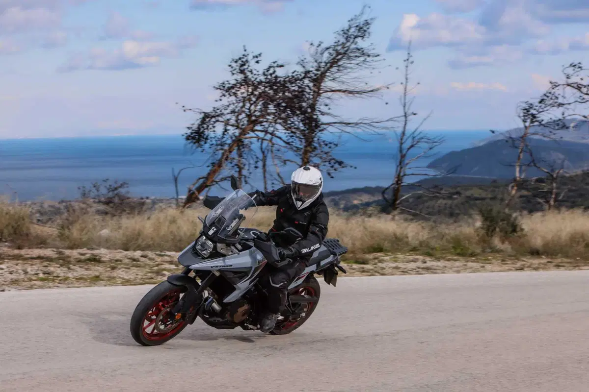 Test Suzuki V-Strom 1050 e 1050 DE: ora c’è anche il 21 pollici. Il fuoristrada è servito! [VIDEO e GALLERY] (16)