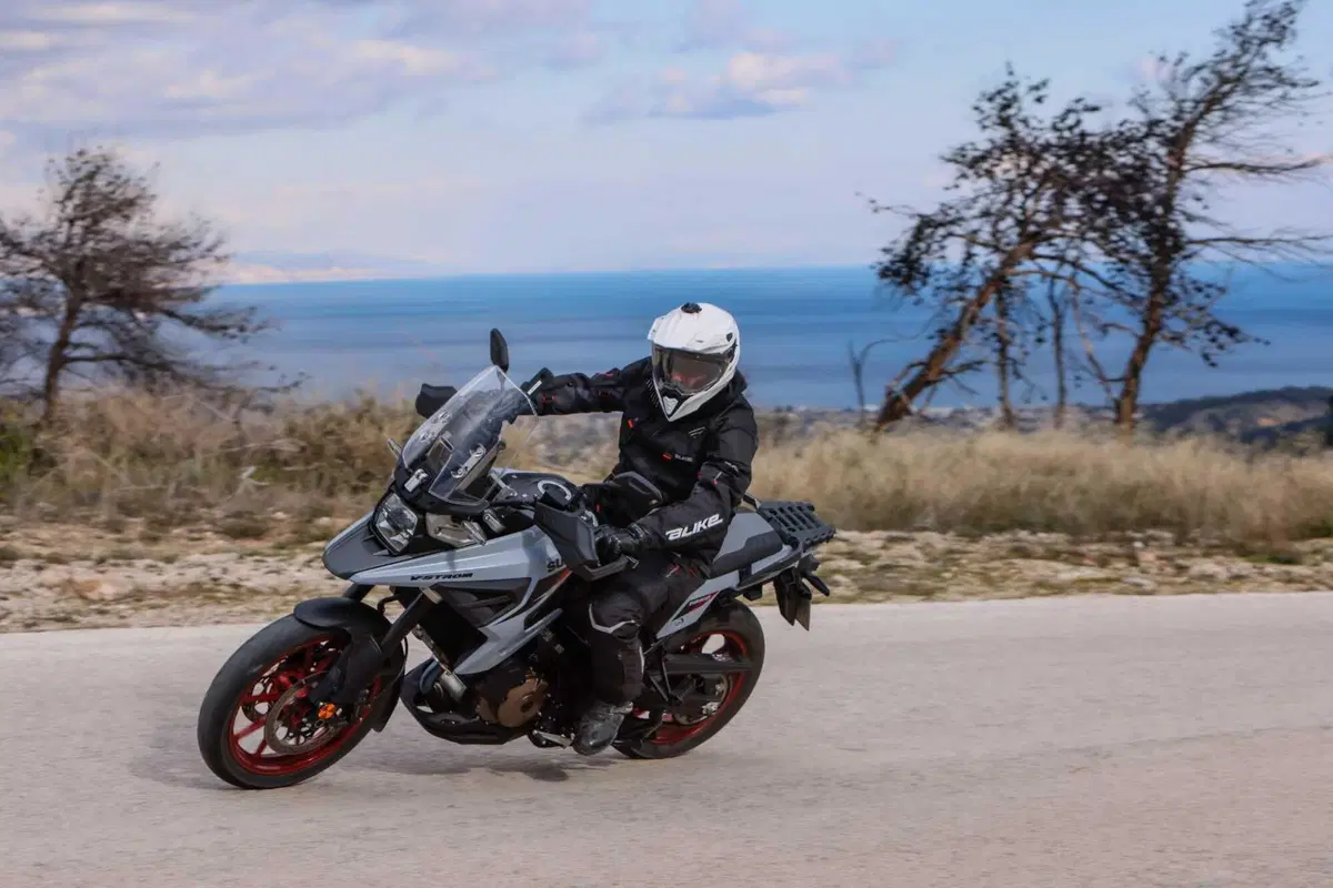 Test Suzuki V-Strom 1050 e 1050 DE: ora c’è anche il 21 pollici. Il fuoristrada è servito! [VIDEO e GALLERY] (15)