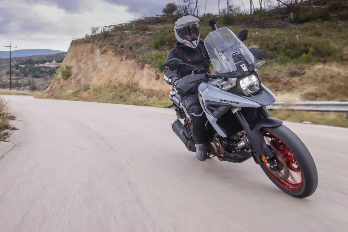 Test Suzuki V-Strom 1050 e 1050 DE: ora c’è anche il 21 pollici. Il fuoristrada è servito! [VIDEO e GALLERY] (47)