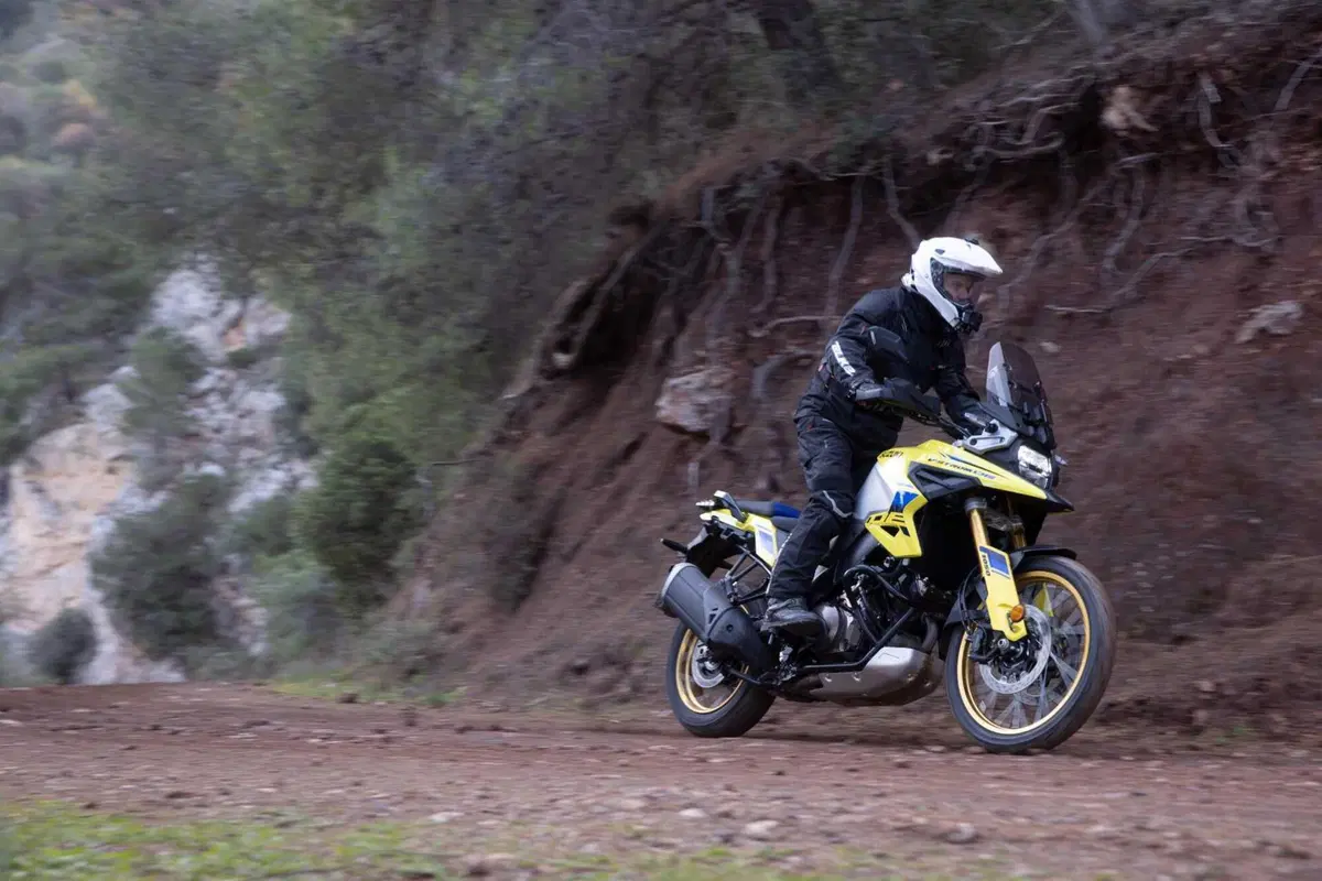 Test Suzuki V-Strom 1050 e 1050 DE: ora c’è anche il 21 pollici. Il fuoristrada è servito! [VIDEO e GALLERY] (55)