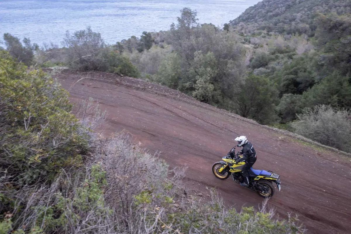 Test Suzuki V-Strom 1050 e 1050 DE: ora c’è anche il 21 pollici. Il fuoristrada è servito! [VIDEO e GALLERY] (68)