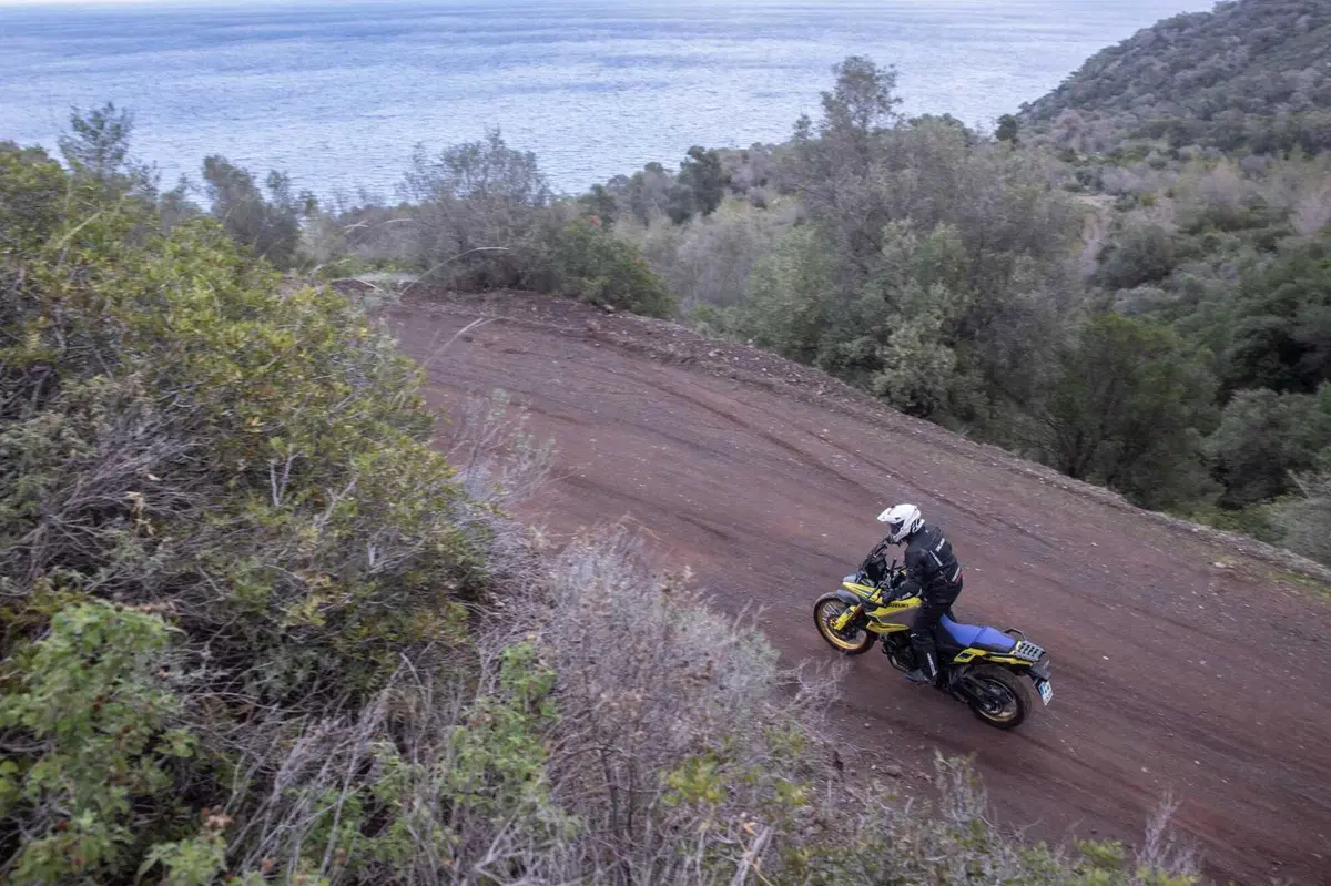 Test Suzuki V-Strom 1050 e 1050 DE: ora c’è anche il 21 pollici. Il fuoristrada è servito! [VIDEO e GALLERY] (4)