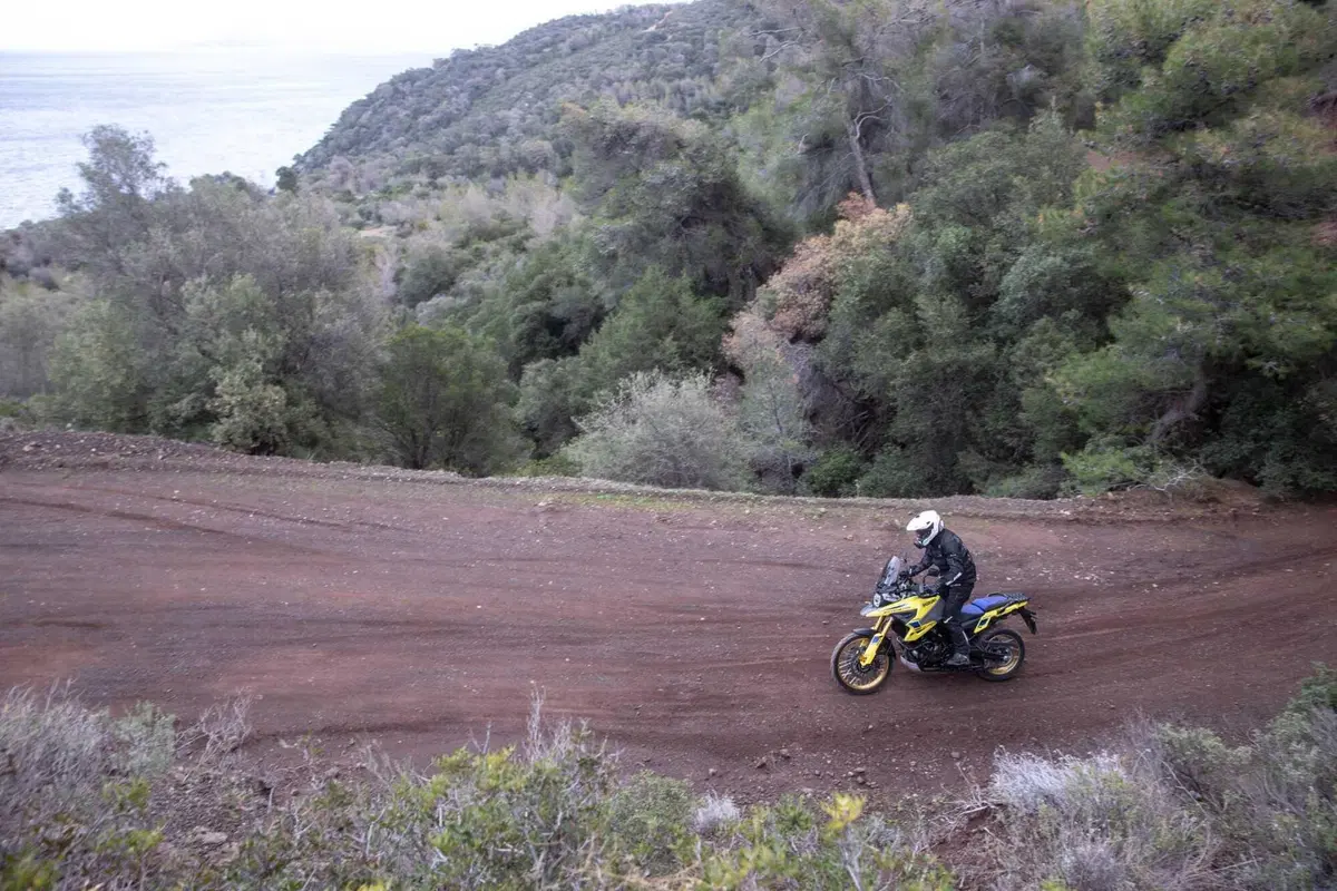 Test Suzuki V-Strom 1050 e 1050 DE: ora c’è anche il 21 pollici. Il fuoristrada è servito! [VIDEO e GALLERY] (3)