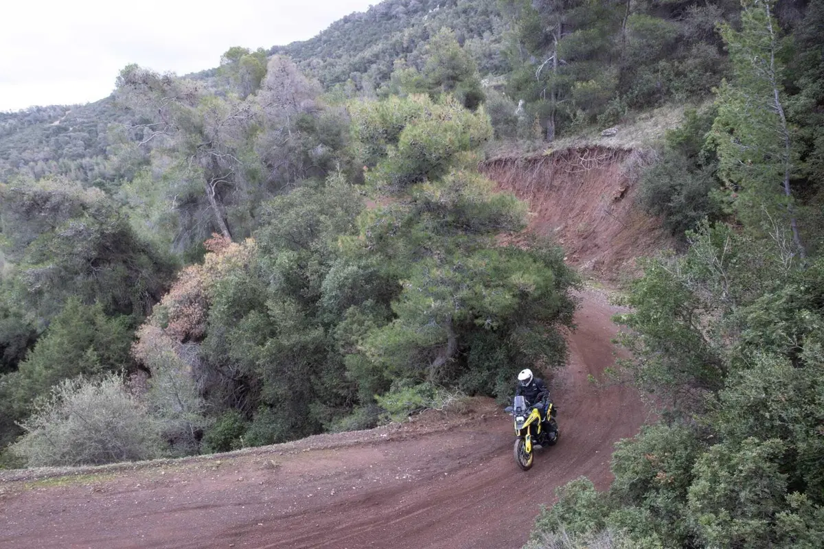 Test Suzuki V-Strom 1050 e 1050 DE: ora c’è anche il 21 pollici. Il fuoristrada è servito! [VIDEO e GALLERY]