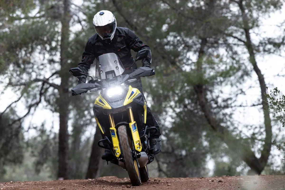 Test Suzuki V-Strom 1050 e 1050 DE: ora c’è anche il 21 pollici. Il fuoristrada è servito! [VIDEO e GALLERY] (2)