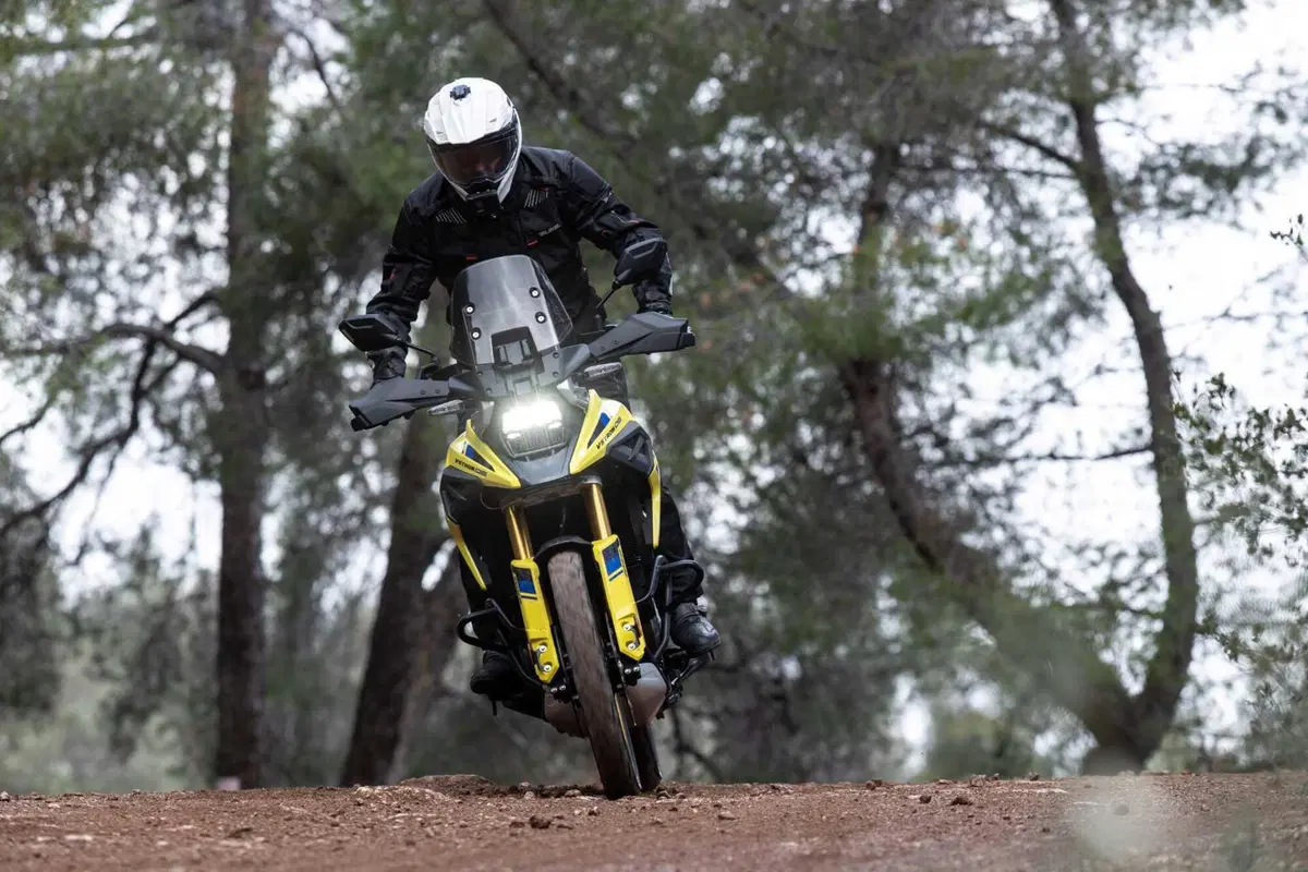 Test Suzuki V-Strom 1050 e 1050 DE: ora c’è anche il 21 pollici. Il fuoristrada è servito! [VIDEO e GALLERY] (6)