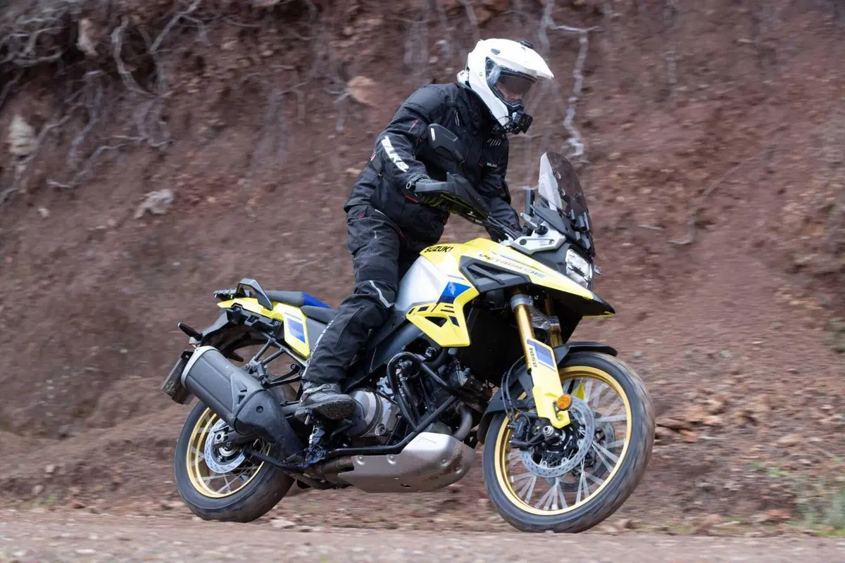 Test Suzuki V-Strom 1050 e 1050 DE: ora c’è anche il 21 pollici. Il fuoristrada è servito! [VIDEO e GALLERY] (5)