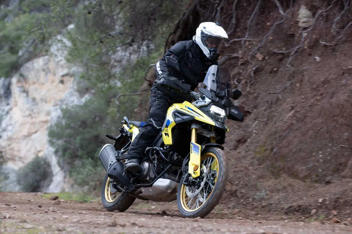 Test Suzuki V-Strom 1050 e 1050 DE: ora c’è anche il 21 pollici. Il fuoristrada è servito! [VIDEO e GALLERY] (8)