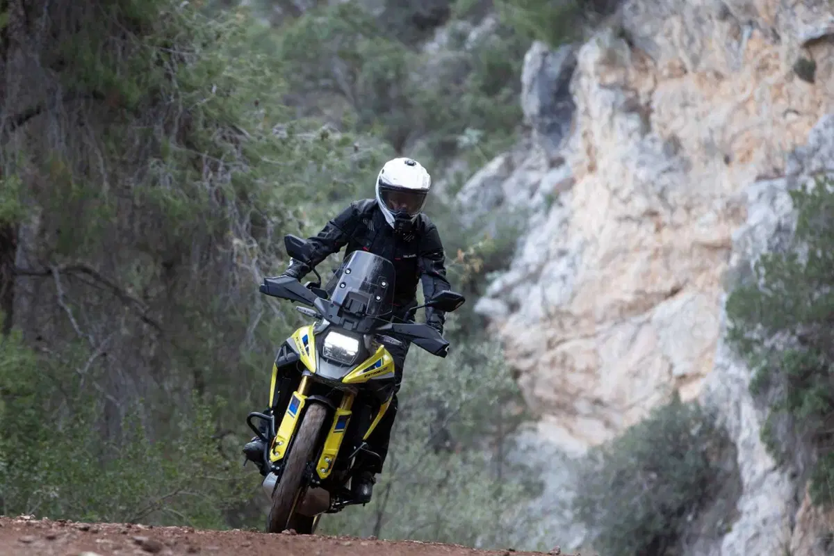 Test Suzuki V-Strom 1050 e 1050 DE: ora c’è anche il 21 pollici. Il fuoristrada è servito! [VIDEO e GALLERY] (9)