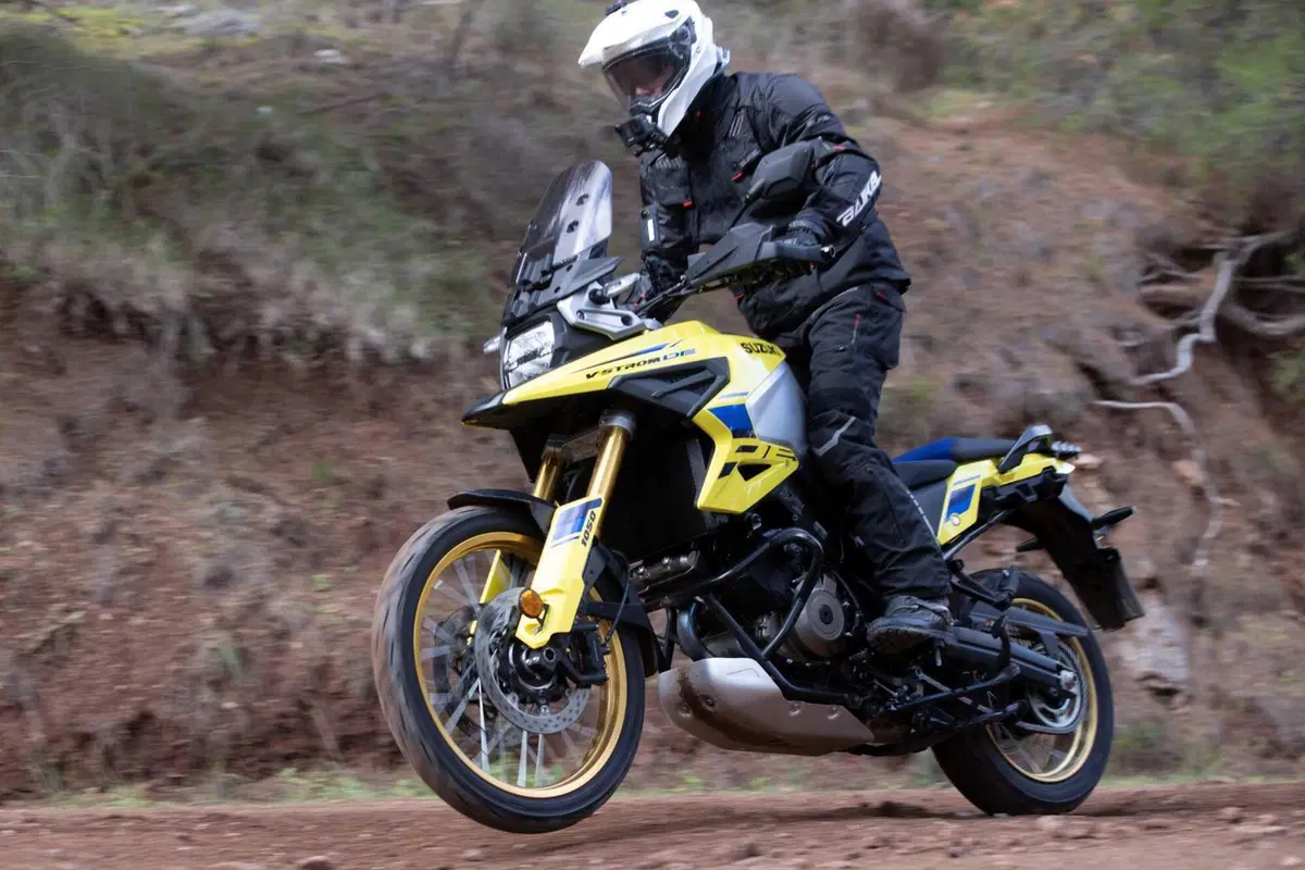 Test Suzuki V-Strom 1050 e 1050 DE: ora c’è anche il 21 pollici. Il fuoristrada è servito! [VIDEO e GALLERY] (10)