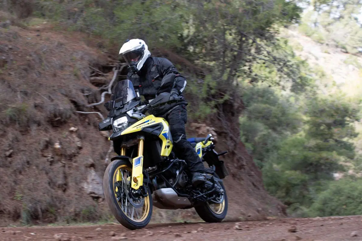 Test Suzuki V-Strom 1050 e 1050 DE: ora c’è anche il 21 pollici. Il fuoristrada è servito! [VIDEO e GALLERY] (11)