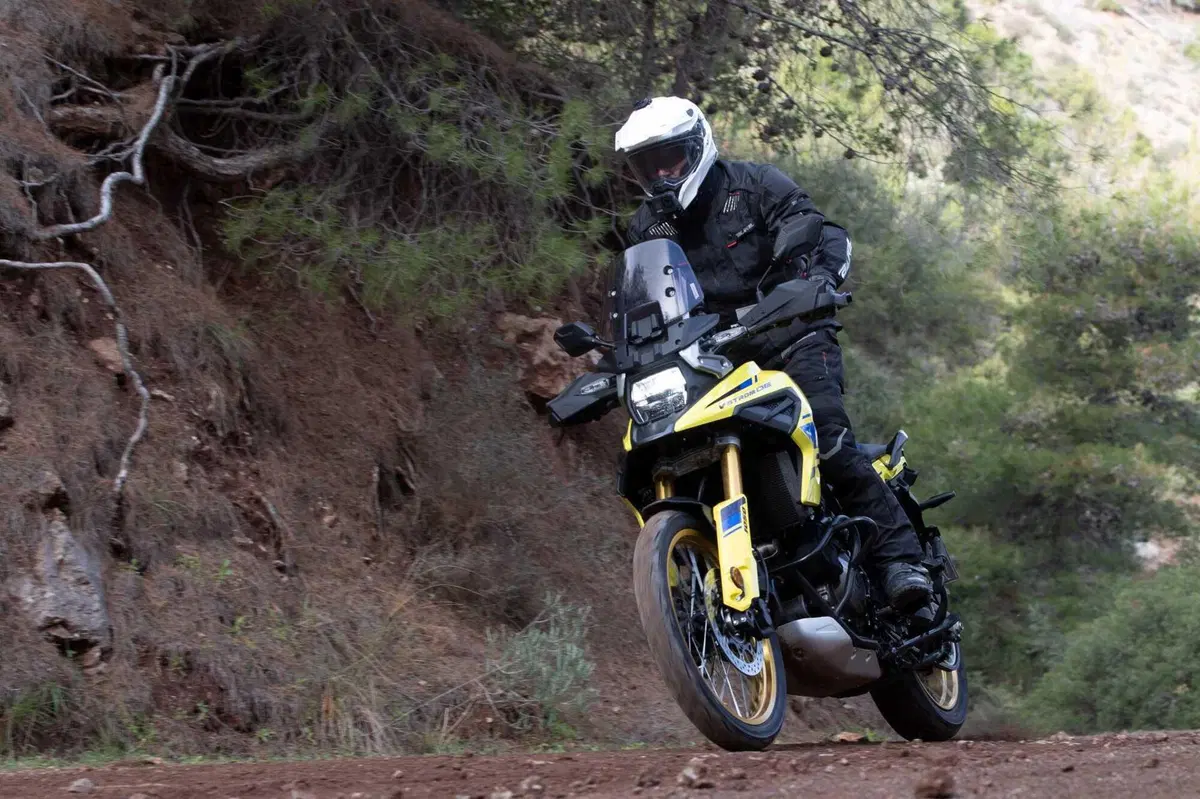 Test Suzuki V-Strom 1050 e 1050 DE: ora c’è anche il 21 pollici. Il fuoristrada è servito! [VIDEO e GALLERY] (12)