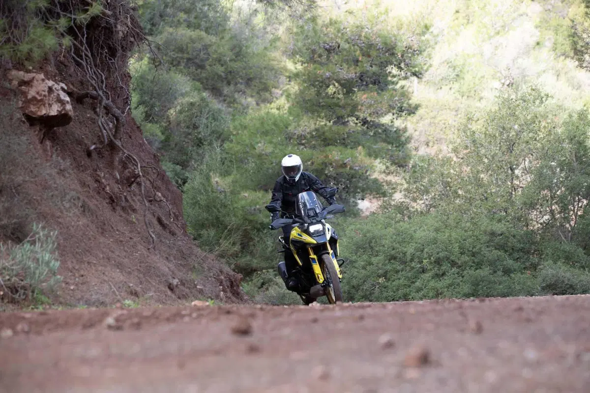 Test Suzuki V-Strom 1050 e 1050 DE: ora c’è anche il 21 pollici. Il fuoristrada è servito! [VIDEO e GALLERY] (13)