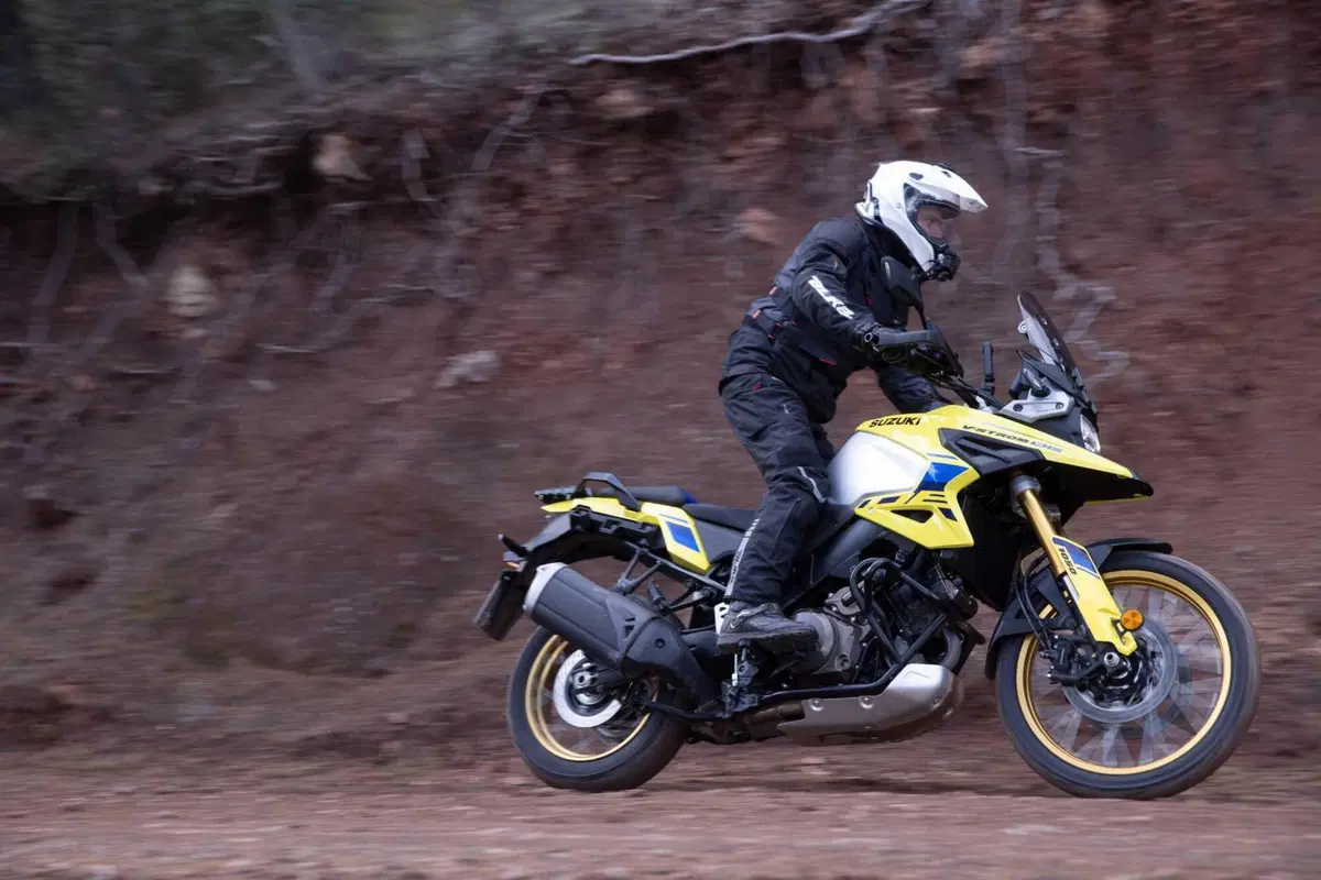 Test Suzuki V-Strom 1050 e 1050 DE: ora c’è anche il 21 pollici. Il fuoristrada è servito! [VIDEO e GALLERY] (14)
