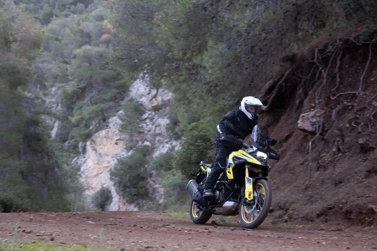 Test Suzuki V-Strom 1050 e 1050 DE: ora c’è anche il 21 pollici. Il fuoristrada è servito! [VIDEO e GALLERY] (15)