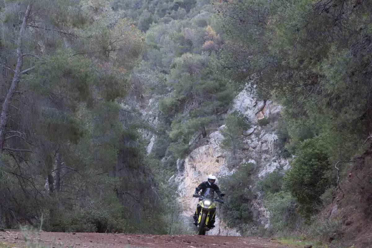Test Suzuki V-Strom 1050 e 1050 DE: ora c’è anche il 21 pollici. Il fuoristrada è servito! [VIDEO e GALLERY] (16)